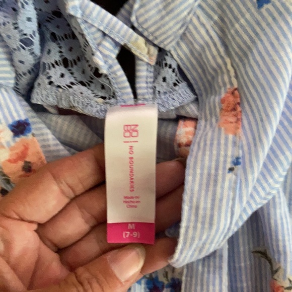 Floral print blouse with tie knot front. - Picture 6 of 9